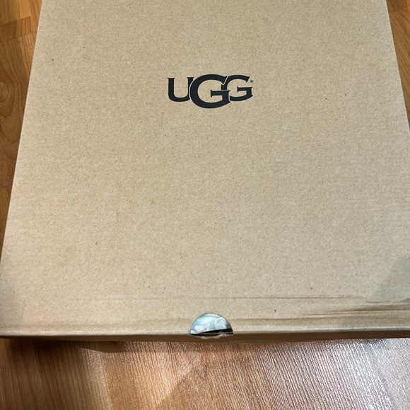 New in Box - UGG W Alber boot (US 7) - Picture 5 of 13